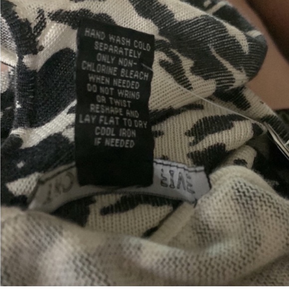 Two Twenty Five Sweaters dress Black & White
Graphic Sweater Size XL - Picture 6 of 10